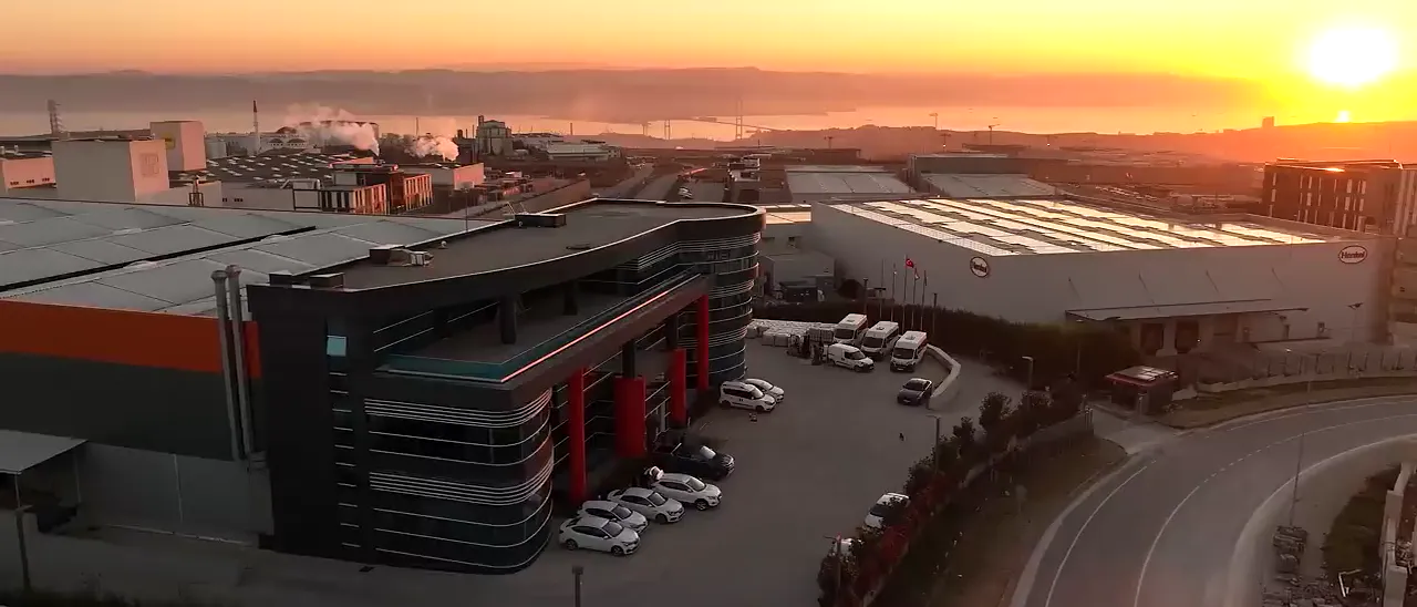 Gün batımında bir üretim tesisinin havadan görüntüsü