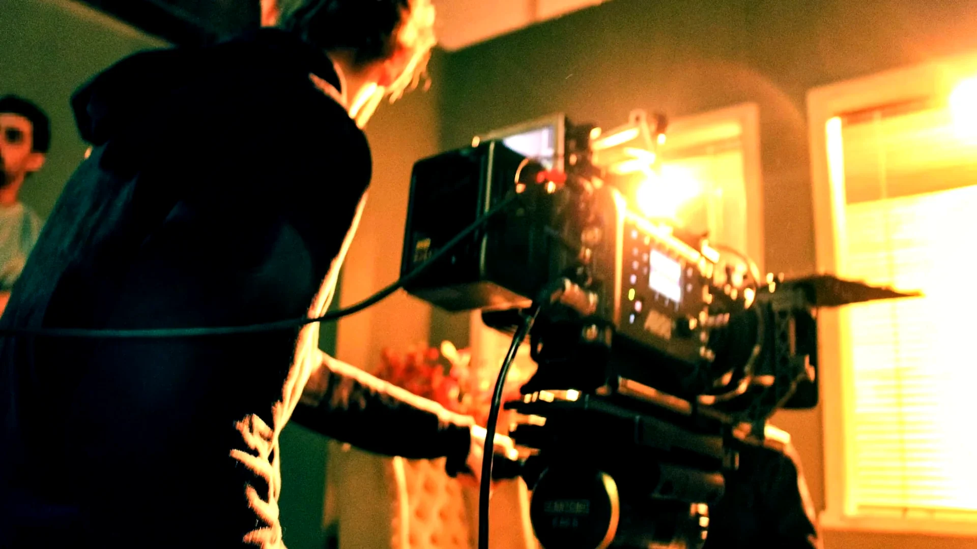 Mavi ışıklı laboratuvarda çekim yapılan bir sahne — Martı Film showreel karesi